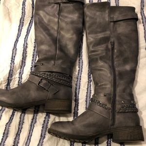 TALL GRAY BOOTS